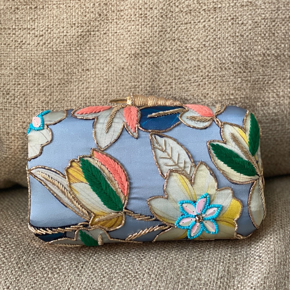 6 inch blue beaded clutch with optional chain.